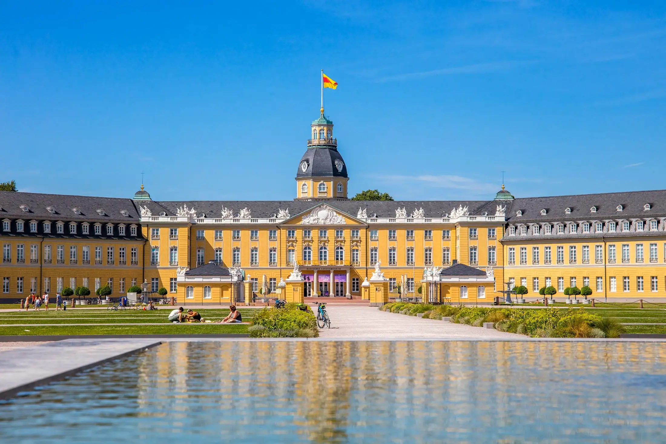 Palácio de Karlsruhe sob o céu azul